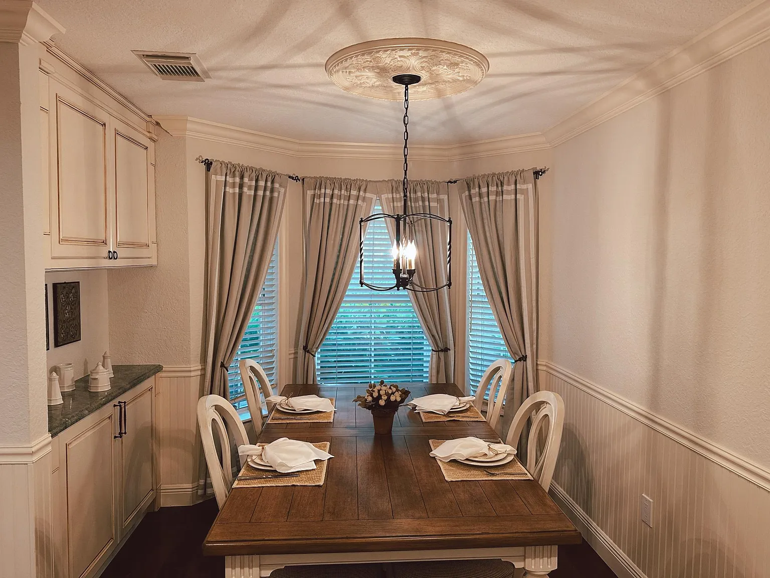 4 bed, 2300 sqft, $5,500 — Photo 2