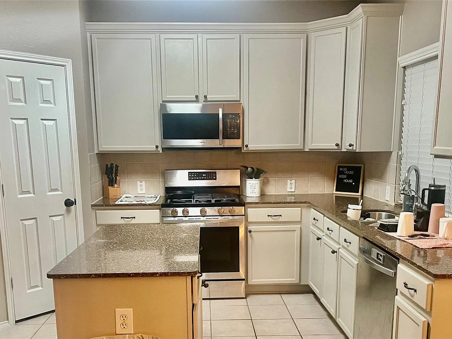 4 bed, 2.5 bath, 2474 sqft, $2,500 — Photo 3
