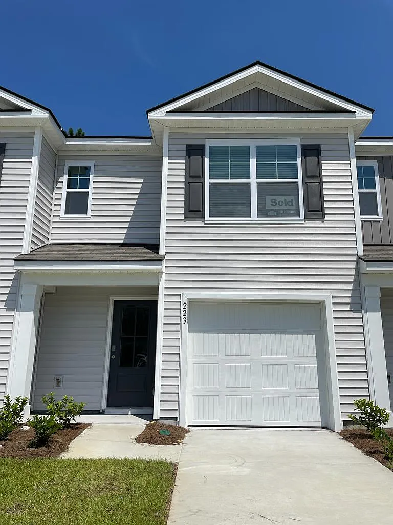 3 bed, 1418 sqft, $1,900 — Photo 1