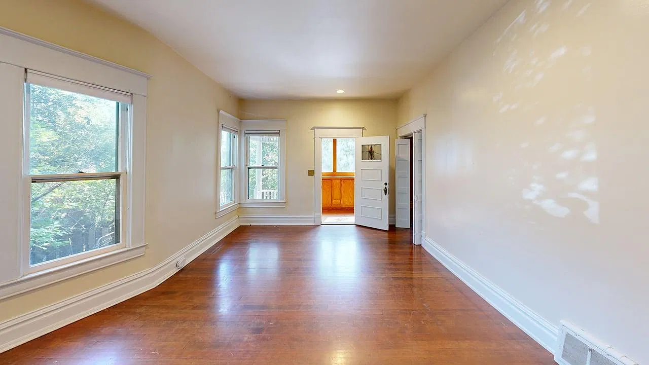 4 bed, 1938 sqft, $6,990 — Photo 3