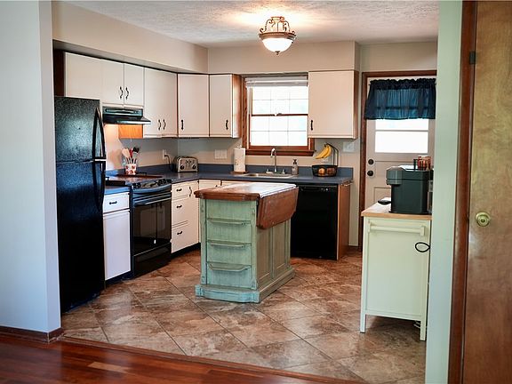 4th image of 743 Spring St