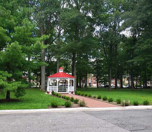 4th image of 7935 Central Park Cir