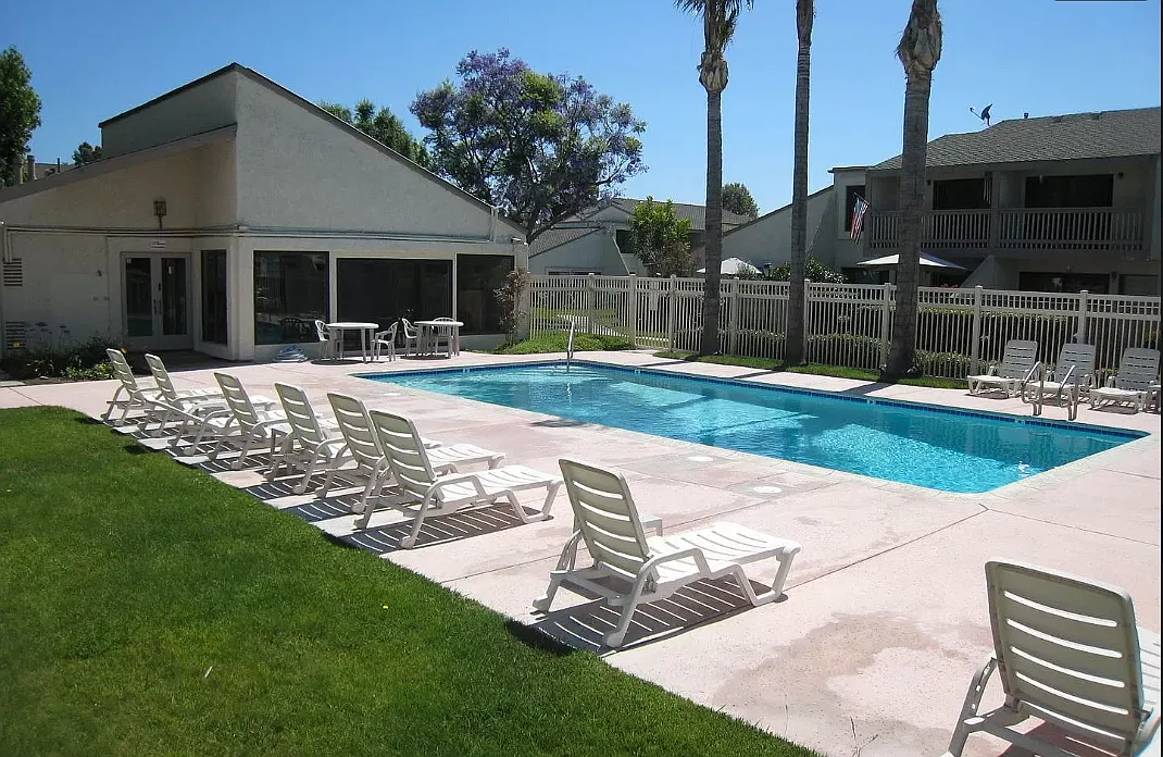 2 bed, 984 sqft, $3,300 — Photo 1