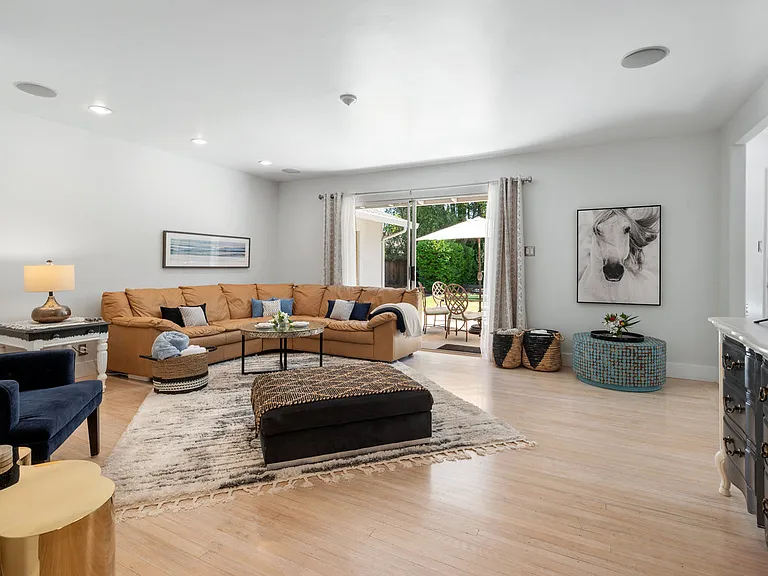 2035 El Prado St — Photo 7
