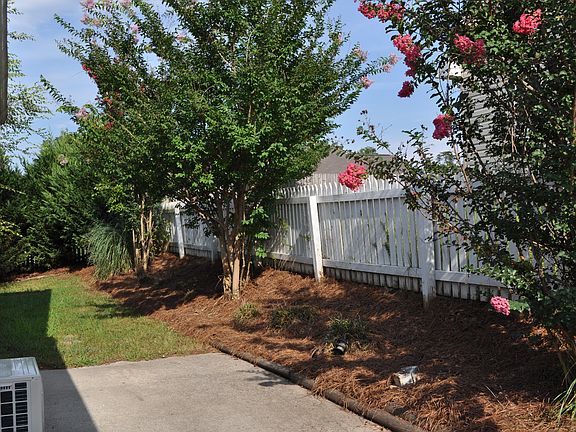 3rd image of 954 Faye St