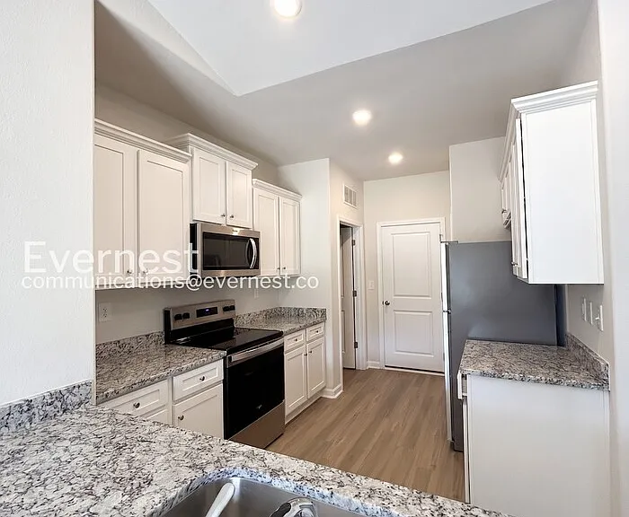 221 Aniston Ln — Photo 4