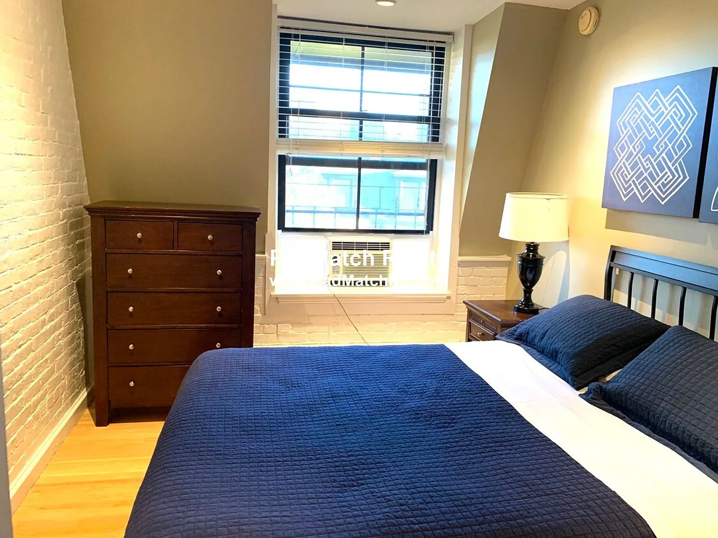No Brokers Fee Unit in Back Bay. Laundry on a Site, Hot Water Included — Photo 3