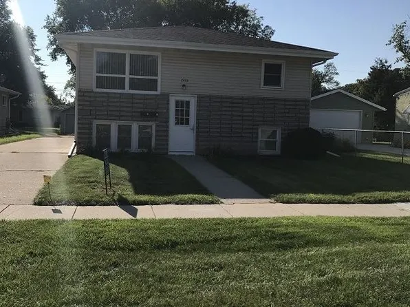 1313 14th St, Fargo, ND 58103