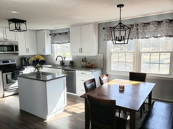 Kitchen w/seating area