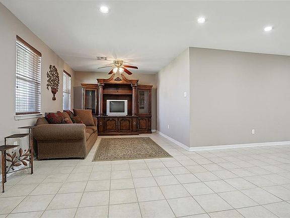 2nd image of 412 Llama Dr