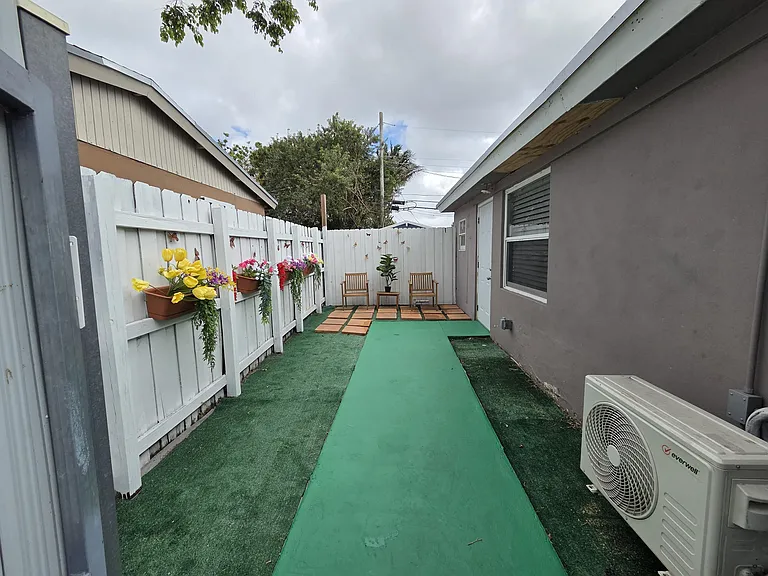 4824 SW 45th Ave — Photo 4