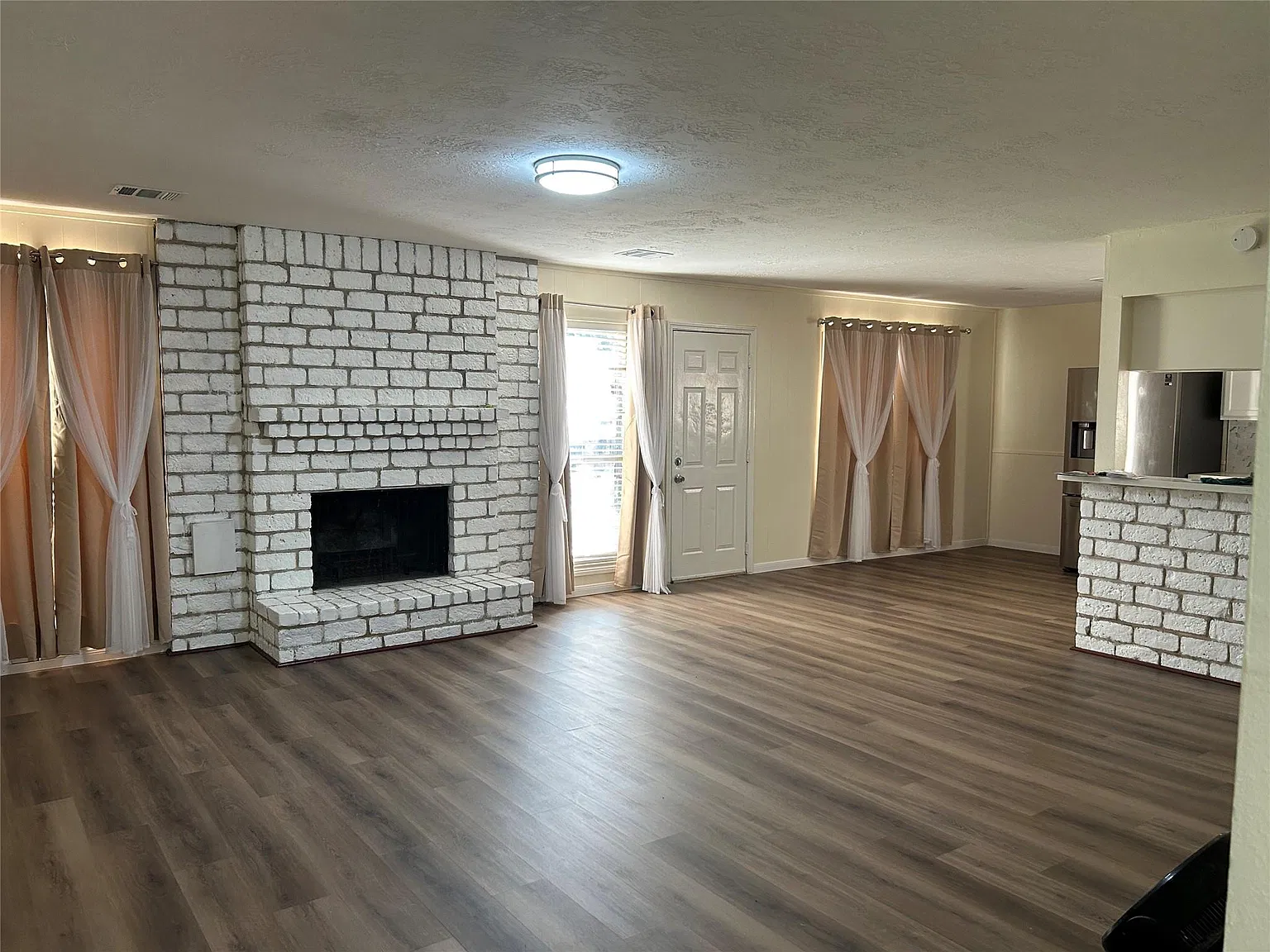 4 bed, 2.0 bath, 2312 sqft, $2,400 — Photo 4