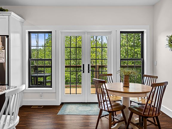 3rd image of 922 Stonegate Way