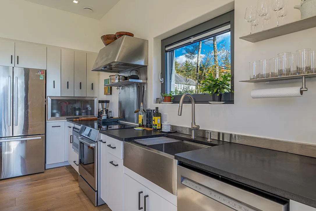 4 bed, 3.5 bath, 2400 sqft, $3,500 — Photo 4