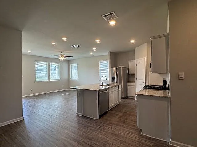 713 Lakeshore Village Dr — Photo 4