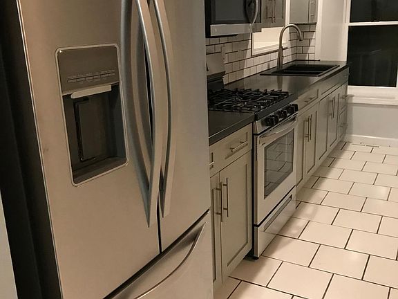 New appliances- water & ice in fridge, 5 burner gas range, o