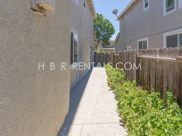 2417 Veneto Ln — Photo 38