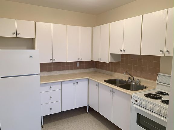 4th image of 821 Douglas St