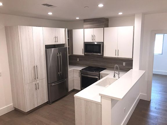 4th image of 11611 Moorpark St #1
