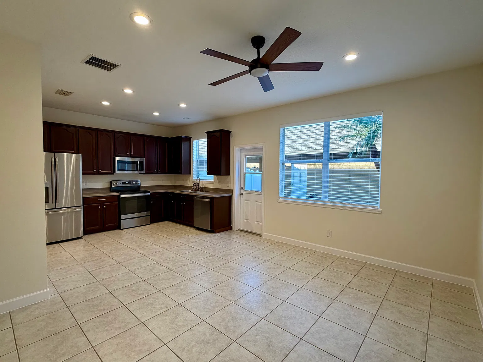 3 bed, 1377 sqft, $2,450 — Photo 4