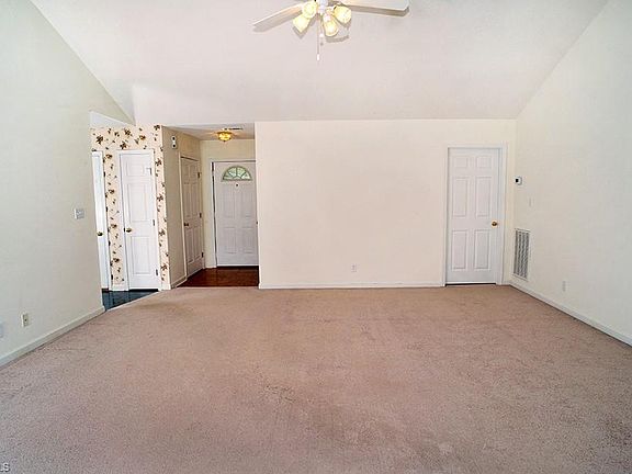 3rd image of 723 Hidden Creek Cir
