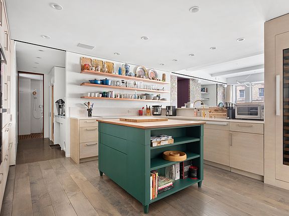 4th image of 20 W 72nd St #500