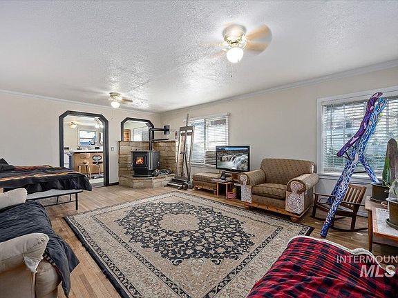 4th image of 227 Garnet Ave E