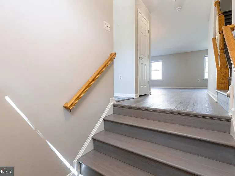 104 Frazer Dr — Photo 4