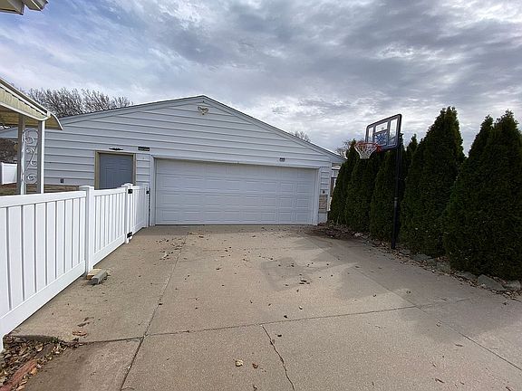 Oversized 2 car garage