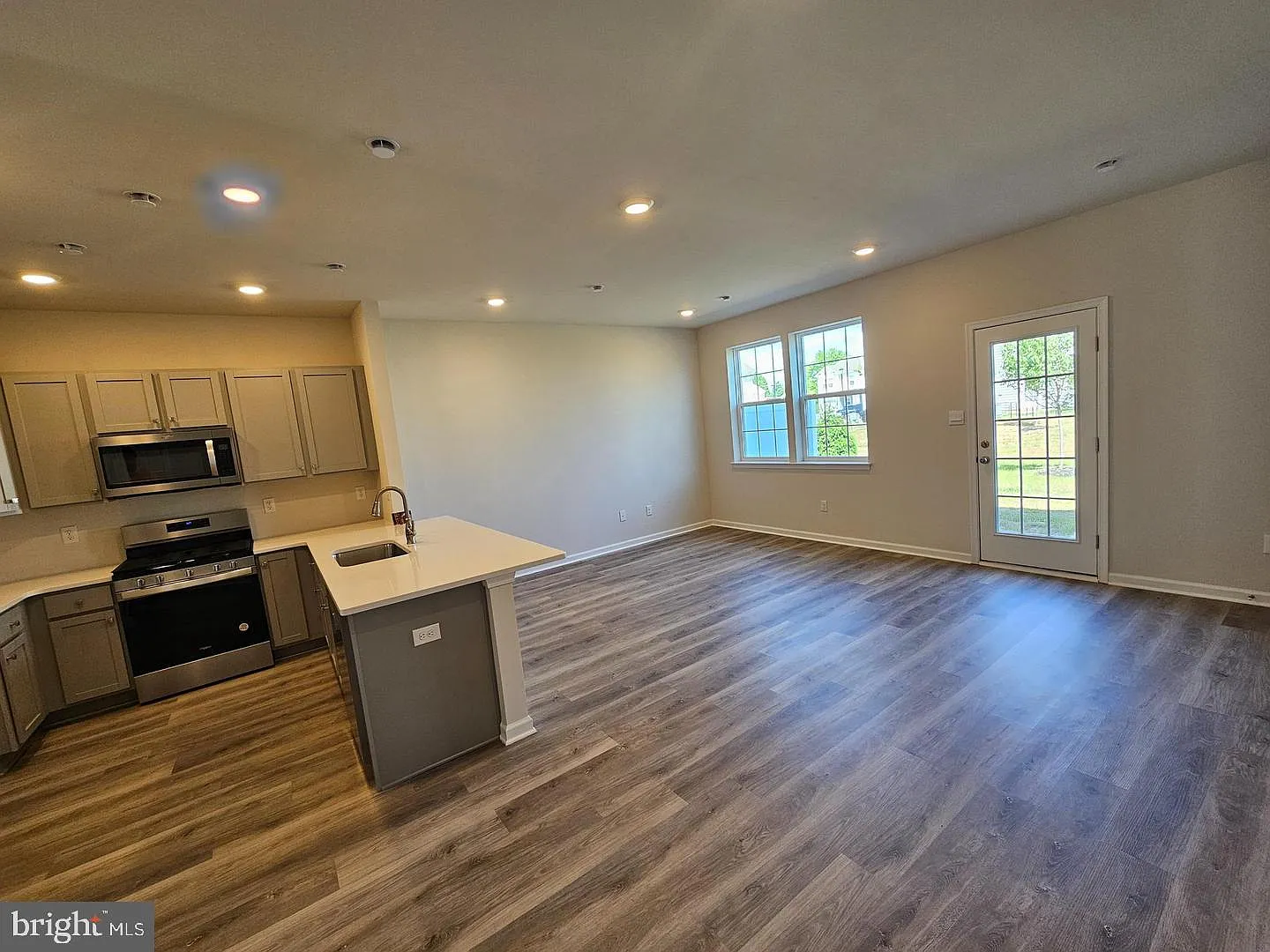 3 bed, 2.5 bath, 1500 sqft, $2,875 — Photo 3