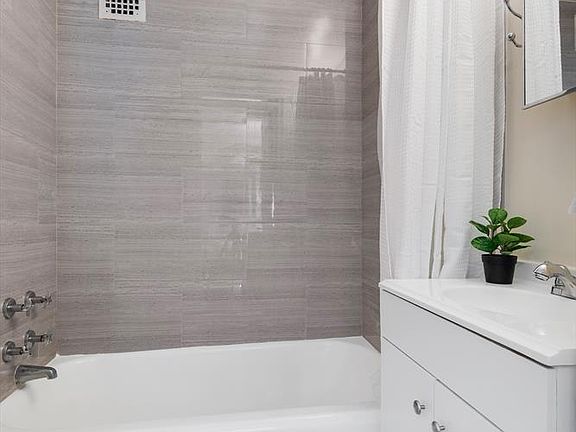 4th image of 325 W 45th St APT 306A