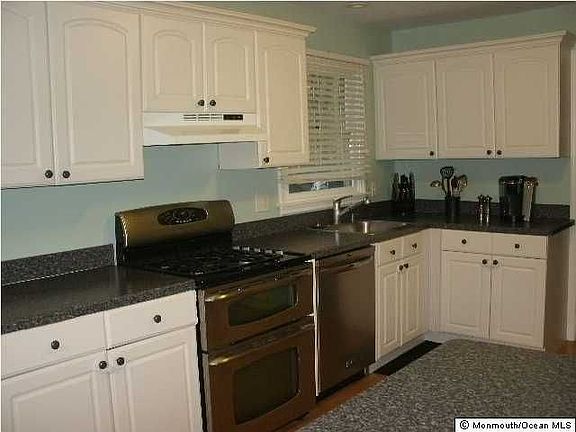 Inviting kitchen w stainless