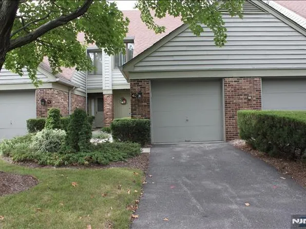 40 Meadow View Ct, Leonia, NJ 07605