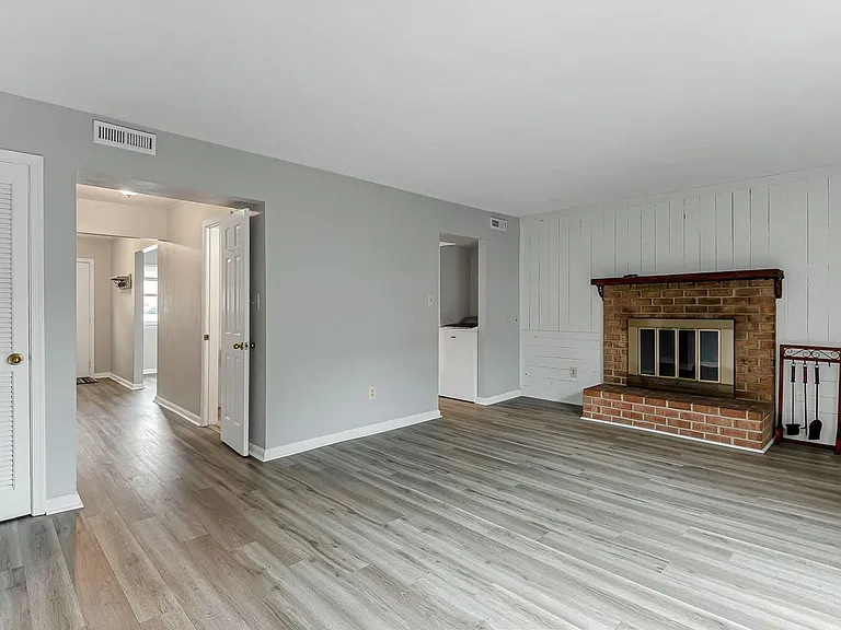 945 Indian Cir — Photo 16