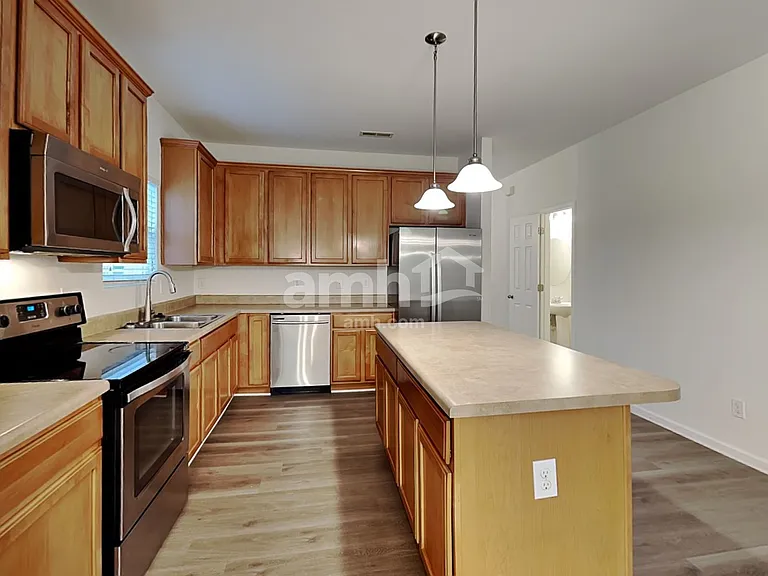 817 Redland Dr — Photo 3
