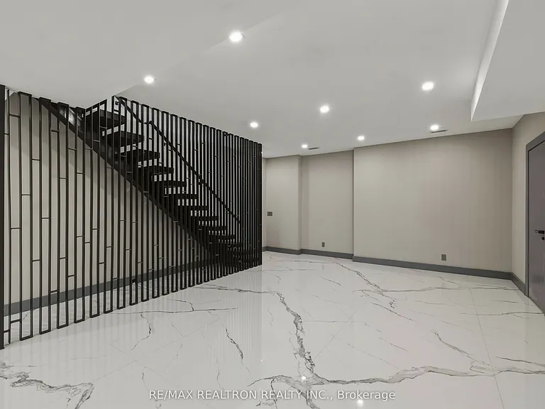 1002 Spadina Rd — Photo 15