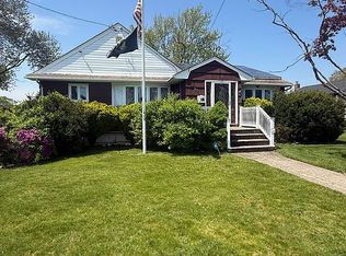 59 Farmers Ave, Lindenhurst, NY 11757