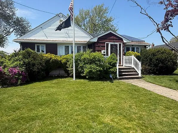 59 Farmers Ave, Lindenhurst, NY 11757