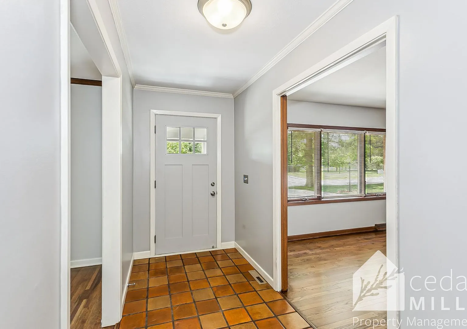 Mid Century Modern Gem In The Heart Of The Village Move In Special — Photo 3