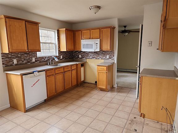 3rd image of 6 Merrick Blvd