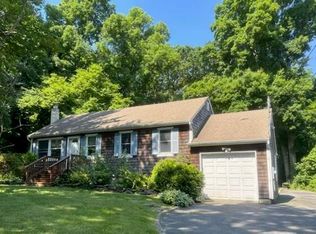 4 Surrey Ln, East Northport, NY 11731