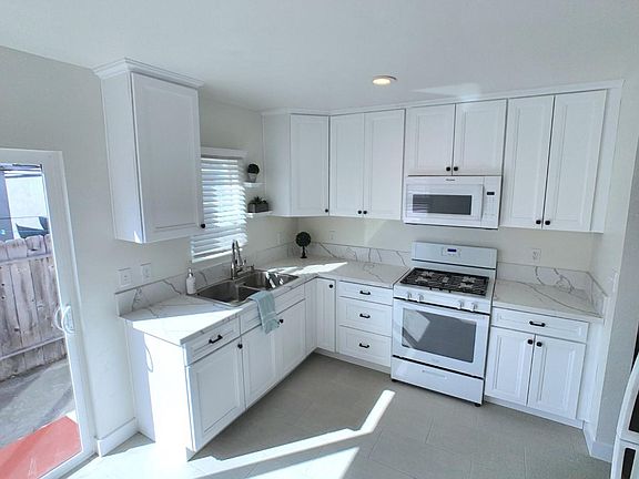 4th image of 3429 Meade Ave