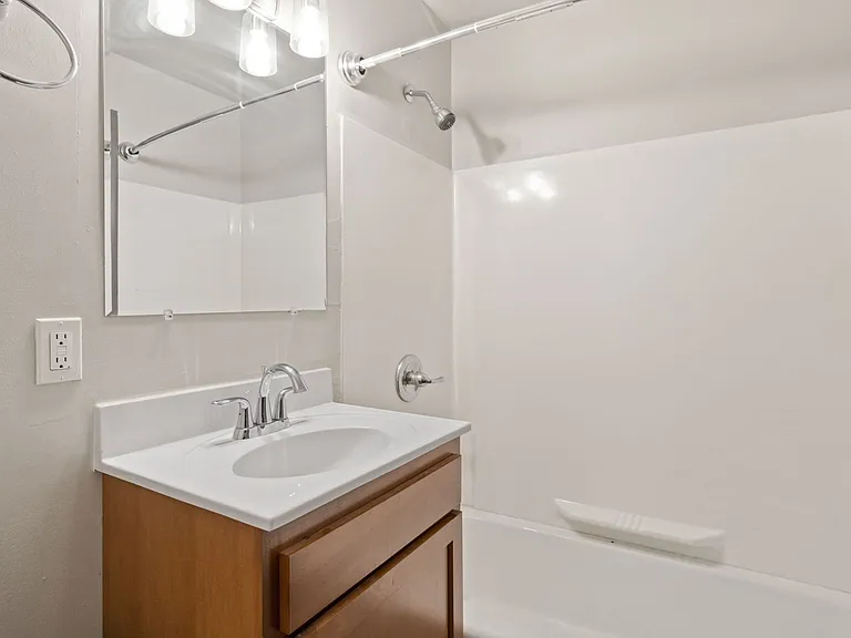 District on Oakwood - Northside Apartments — Photo 39