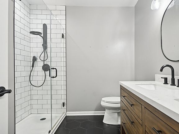 3rd image of 5318 N Ravenswood Ave #17