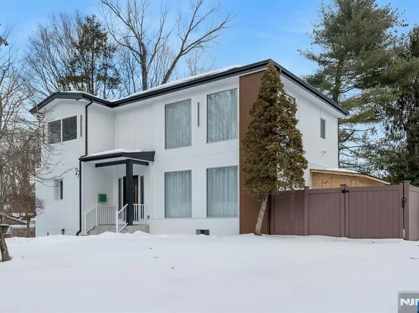 27 Knickerbocker Rd, Closter, NJ 07624