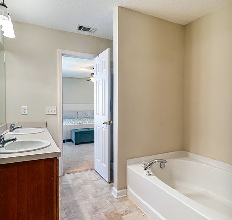 4th image of 3 Blackberry Ln