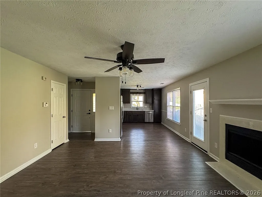 3 bed, 2.0 bath, 1136 sqft, $1,600 — Photo 3