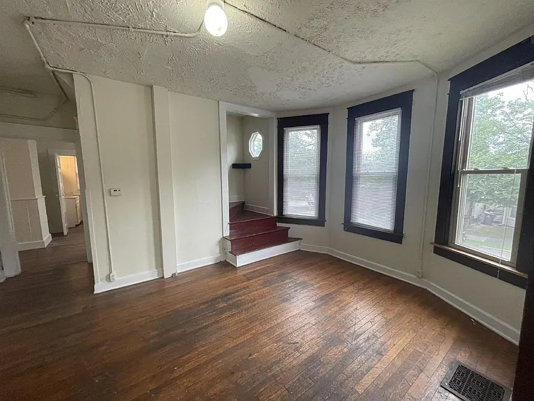 221 E 9th St — Photo 18