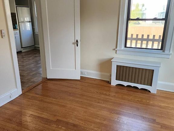 4th image of 414 Manhattan Ave #1