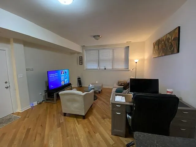 Building Photo - 7605 N Bosworth Ave #1N